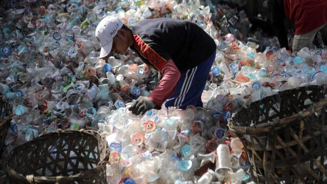 -FOTODELDIA- Banda Aceh (Indonesia), 09/12/2019\u002E- Un operario clasifica plástico en una planta de reciclaje en Banda Aceh (Indonesia) este lunes\u002E Indonesia es el segundo mayor generador de residuos plásticos del mundo, ya que se estima que se arrojan al mar unas 200\u002E000 toneladas de estos residuos\u002E\u002E EFE/ Hotli Simanjuntak