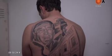 Nano, oriundo de Alejo Ledesma, se tatuó en la espalda la cara del médico que le salvó la vida en el Hospital de Clínicas\u002E