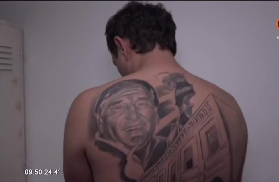 Video conmovedor: se tatuó en la espalda la cara del médico que le salvó la vida en el Clínicas