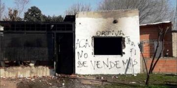 Los vecinos cansados incendiaron una casa que funcionaba presuntamente como kiosco de droga\u002E(@anytramontini))
