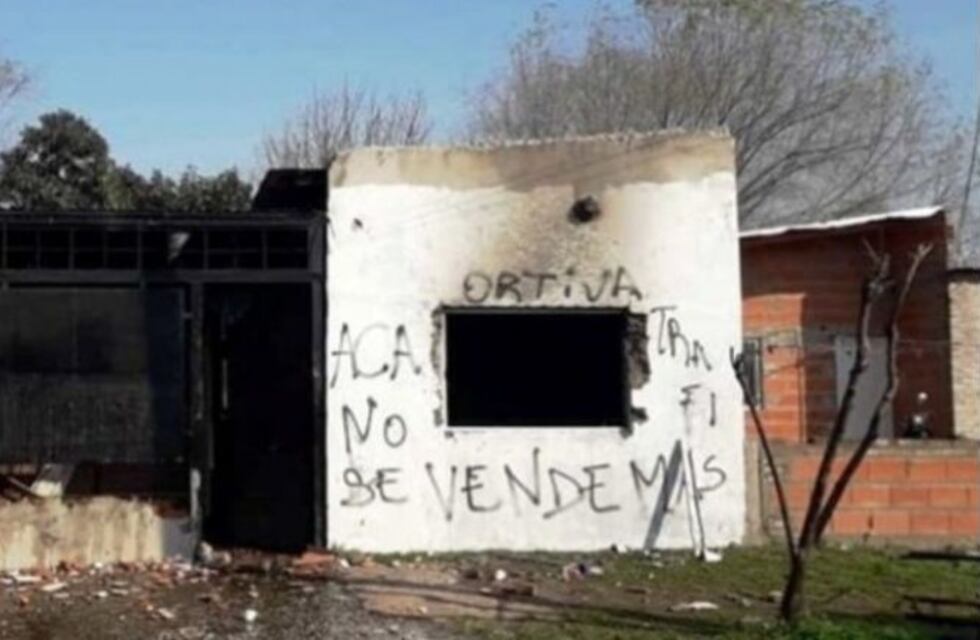 Vecinos indignados incendiaron un kiosco de droga y aseguraron que ahí "no se vende más"
