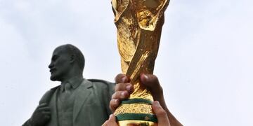 Una réplica del trofeo frente a la estatua de Lenin (Foto: Abedin Taherkenareh/EFE/EPA)