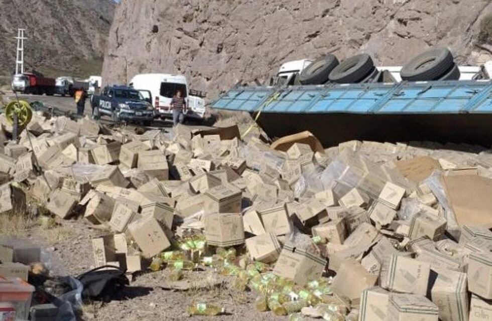 Volcó un camión cargado con aceite y hay una mujer herida