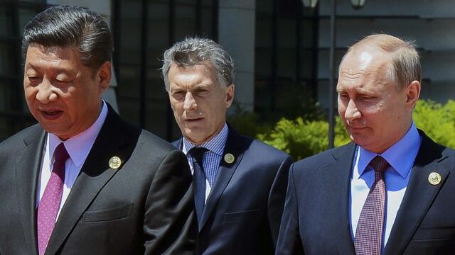 GRA007. PEKu00cdN, 15/05/2017.- Fotografu00eda facilitada por la Casa Rosada del presidente argentino, Mauricio Macri (c), acompau00f1ado por sus homu00f3logos de China, Xi Jinging (i), y de Rusia, Vladimir Putin (d), durante su participaciu00f3n en el Foro de la Franja y la Ruta para la Cooperaciu00f3n Internacional celebrado hoy en Peku00edn. EFE/Casa Rosada ***Su00d3LO USO EDITORIAL***