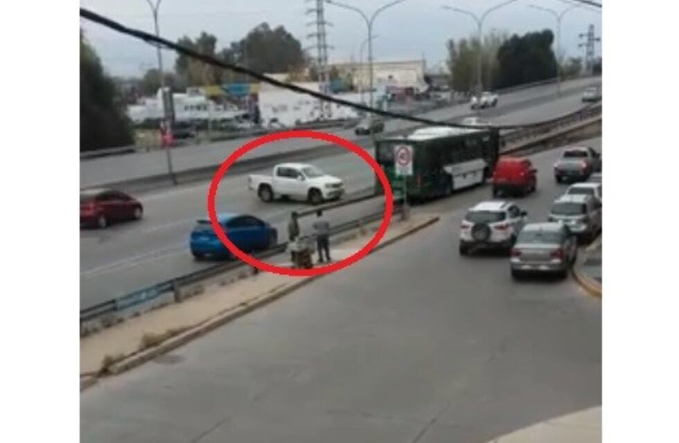 Peligro al volante: imprudente maniobra de un conductor en la Costanera