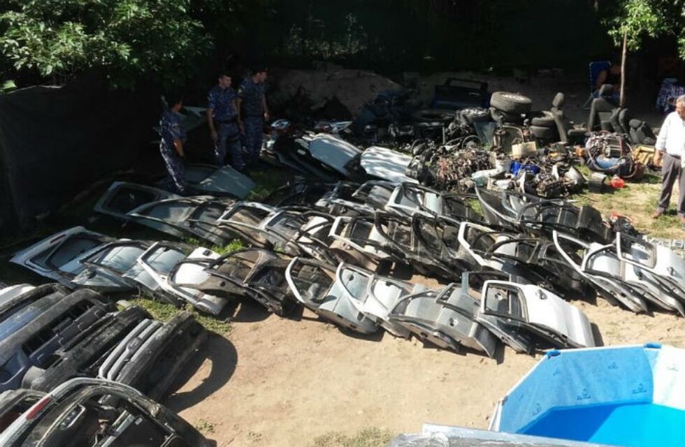 Desbaratan un desarmadero de autos en Anisacate