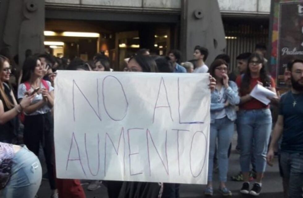 Alumnos de la Universidad Aconcagua continúan sus reclamos en la calle