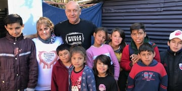 Sebastián Armenault hace donaciones por cada kilómetro recorrido\u002E En mayo corrió 165 del desierto de Fiambalá y sorprendió con regalos a nenes carenciados\u002E