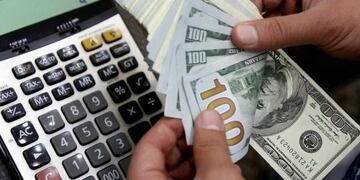 JLX01\u002E NUEVA YORK (ESTADOS UNIDOS), 04/12/2018\u002E- Un corredor de bolsa reacciona durante el cierre de la jornada de trabajo hoy en la Bolsa de Nueva York(Estados Unidos)\u002E Wall Street cerró hoy fuertes pérdidas y su principal indicador, el Dow Jones de Industriales, cayó casi 800 puntos entre temores del mercado a una desaceleración del crecimiento económico\u002E EFE/JUSTIN LANE eeuu nueva york  bolsa de comercio de nueva york