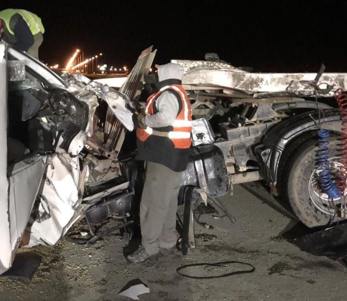 Los restos de los vehículos quedaron sobre la calzada del corredor\u002E (@C5N)