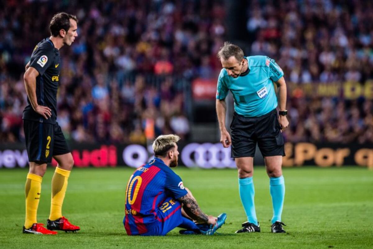 lesion jugador futbolista lesionadornrnFotografu00eda tomada el 21/09/2016 al futbolista argentino del FC Barcelona Lionel Messi tras sufrir la lesiu00f3n que le obligu00f3 a retirarse del campo durante el partido que enfrentu00f3 a su equipo con el Atlu00e9tico de Madrid. El 22/09/2016 se abrieron mu00faltiples interrogantes, que van desde su forma de afrontar una temporada tan larga, hasta la adaptaciu00f3n del Barcelona a su ausencia. Foto: Matthias Oesterle/Zuma Press/dparn(Vinculado al texto de dpa