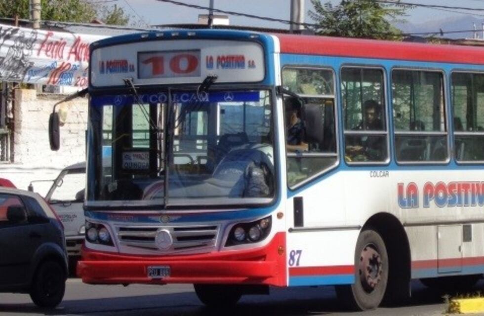 Un chofer de micro fue atacado con un azadón