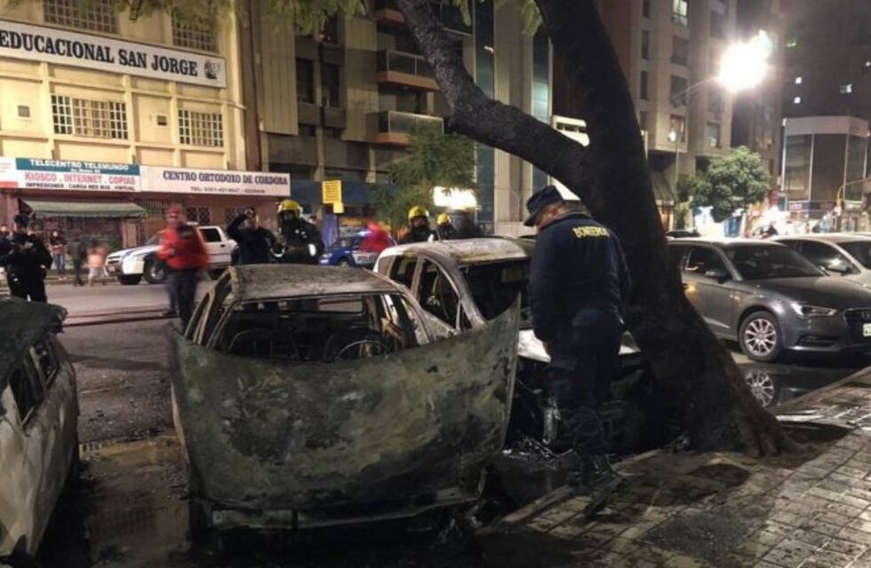 Así se incendiaron autos estacionados en la calle en Córdoba