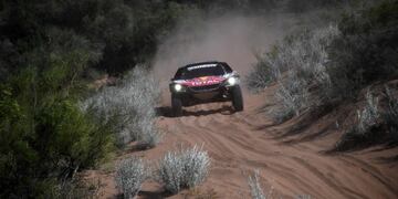 TOPSHOT - Peugeot's Spanish drivers Carlos Sainz and co-driver Lucas Cruz compete during Stage 13 of the 2018 Dakar Rally between San Juan and Cordoba, Argentina, on January 19, 2018\u002E / AFP PHOTO / FRANCK FIFE argentina Carlos Sainz carrera rally dakar 2018 automovilismo decimotercera etapa pilotos