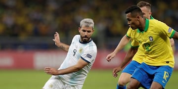 Soccer Football - Copa America Brazil 2019 - Semi Final - Brazil v Argentina - Mineirao Stadium, Belo Horizonte, Brazil - July 2, 2019 Argentina's Sergio Aguero in action with Brazil's Alex Sandro REUTERS/Ueslei Marcelino