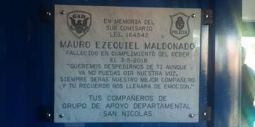 Placa en honor al oficial Mauro Maldonado en Ramallo\u002E (El Informante)