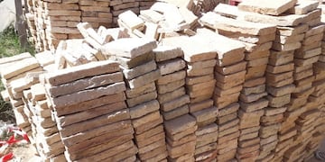 Pila de ladrillos en un patio\u002E (Archivo)