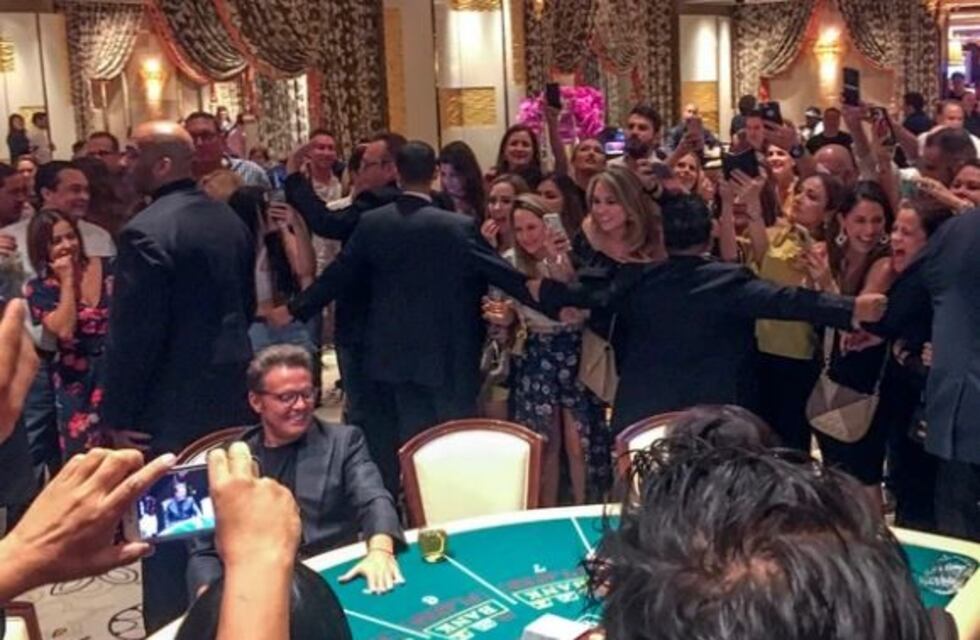 Los fans enloquecen al ver a Luis Miguel en un casino de Las Vegas
