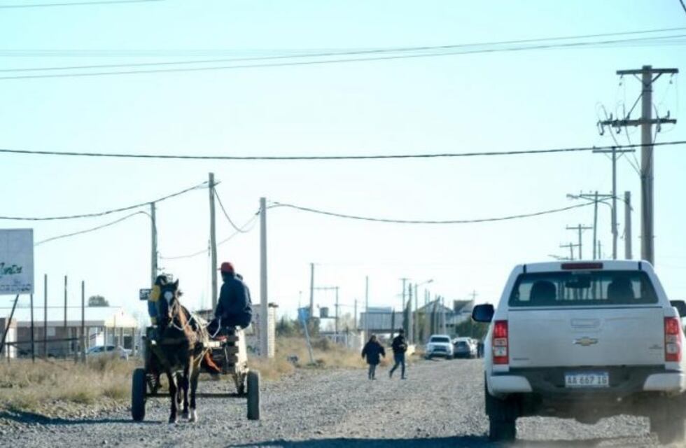 En Neuquén vecinos denuncian que chocaron y abandonaron a un hombre fallecido en plena calle