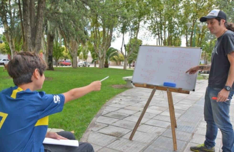 Da clases gratuitas de matemáticas en una plaza