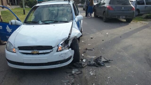 Jefa de operativo de tru00e1nsito En Rosario se distrajo y terminu00f3 chocando a un patrullero.