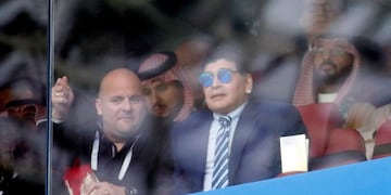 Maradona fue a ver el partido inaugural junto a Jeques Árabes