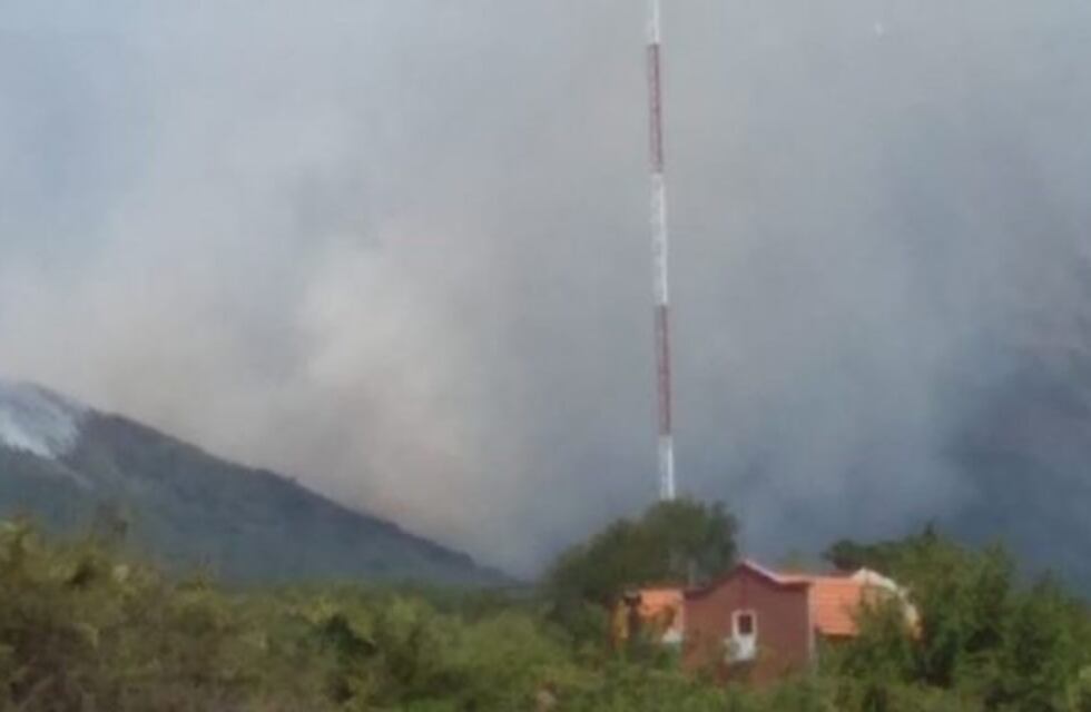 Combaten dos focos de incendio en las sierras de los Comechingones