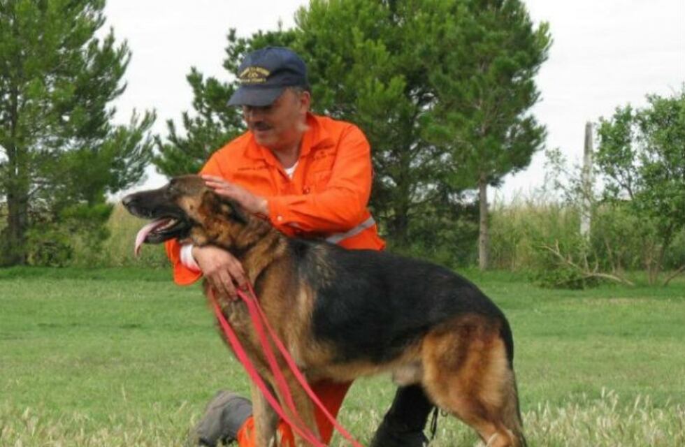 Un perro del departamento de bomberos de Deán Funes, clave en el hallazgo del cuerpo en el río Chubut