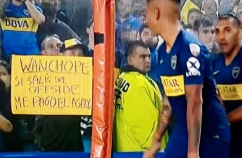 Boca terminó feliz en la Bombonera pero Wanchope Ábila no se salvó de una cargada