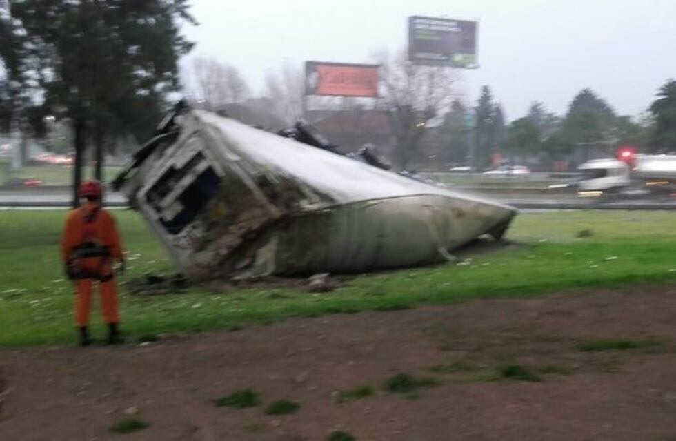El acoplado de un camión cayó al vacío y generó caos en un acceso a la avenida General Paz