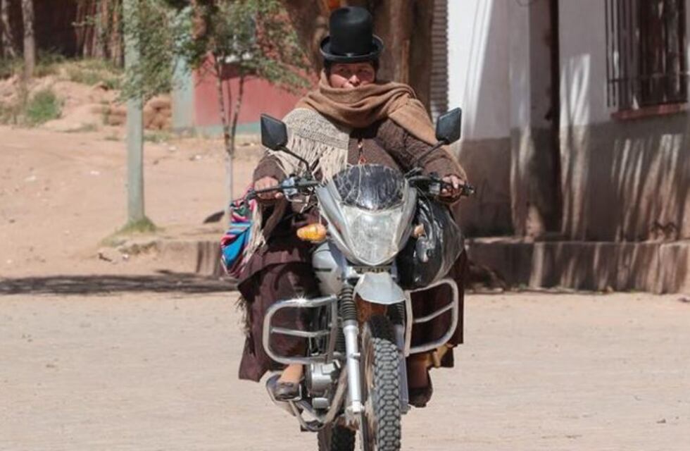 Concejala aimara combate el acoso político en una moto