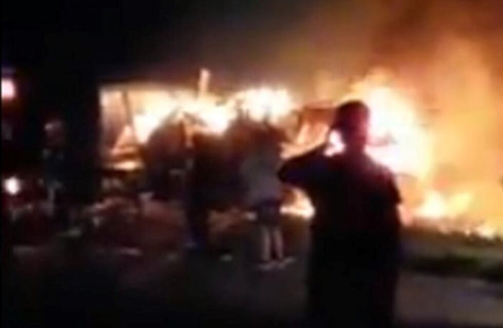 Después de herir mortalmente a su pareja, chocó de frente con un camión y murió calcinado