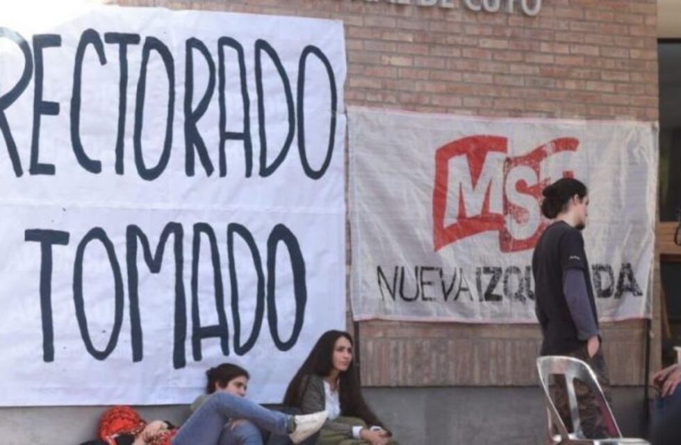 Alumnos toman el rectorado de la UNCuyo en apoyo al reclamo docente