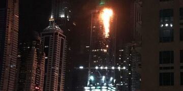 Así se incendia uno de los rascacielos más altos del mundo\u002E