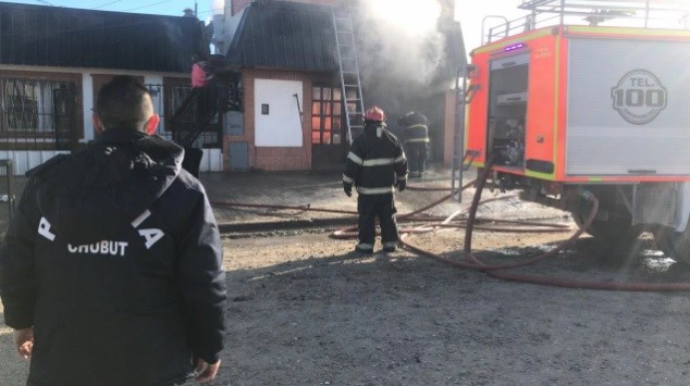 Se incendió una casa y un auto en el barrio Juan XXIII