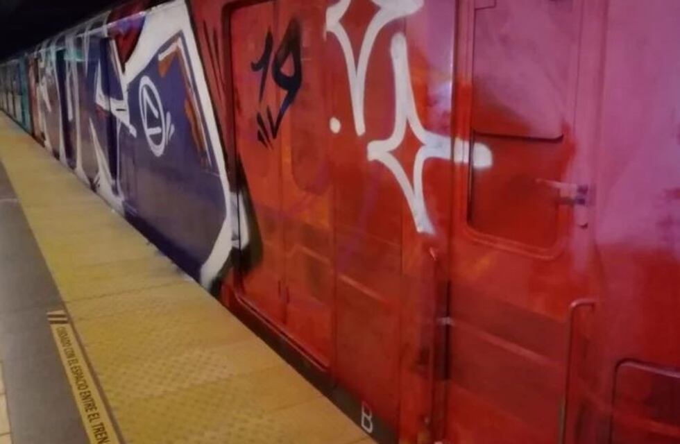 Video: filtraron el ataque de grafiteros a la línea de subte A