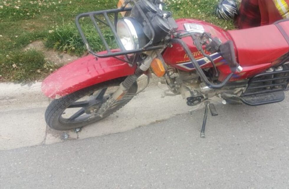 Accidente vial entre una moto y una camioneta