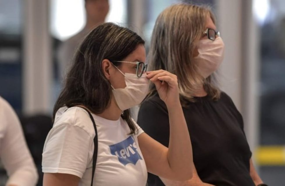 Ante la creciente demanda, el Gobierno pide que los barbijos sean reservados "para el equipo de salud"