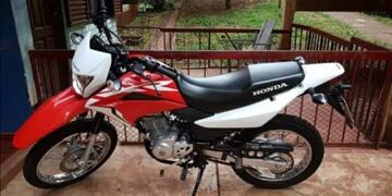 Esta es la moto que los delincuentes robaron mientras llovía\u002E