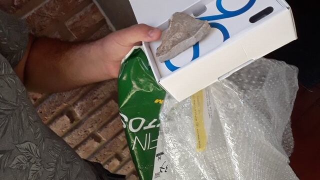 Compró un celular por internet y le enviaron una piedra (@JoacoMadman)