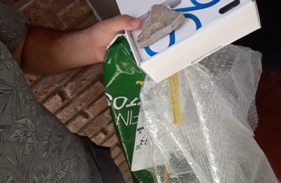 Compró un celular por internet y le enviaron una piedra
