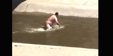 Un hombre se bañó desnudo el el Suquía debajo de uno de los puentes del Centro\u002E