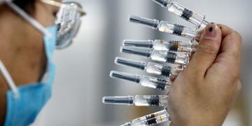 A worker performs a quality check in the packaging facility of Chinese vaccine maker Sinovac Biotech, developing an experimental coronavirus disease (COVID-19) vaccine, during a government-organized media tour in Beijing, China, September 24, 2020\u002E REUTERS/Thomas Peter