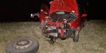 El auto se encontró de frente con las ruedas duales del camión\u002E