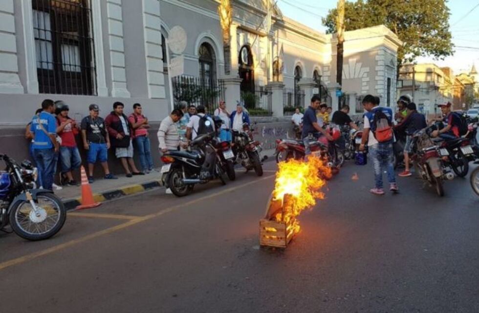 Tarjeteros reclamaron frente al Municipio por mejores condiciones laborales