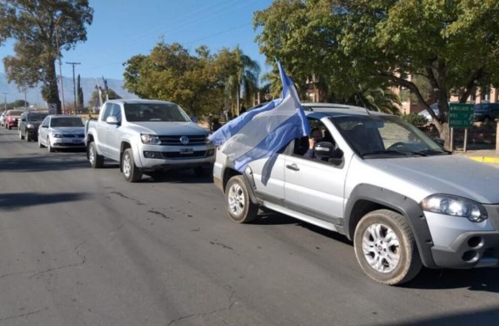 Comerciantes de Villa Dolores marcharon para que se rehabiliten sus actividades