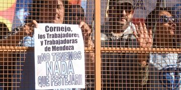 Los partidos polu00edticos y gremios tambiu00e9n se hicieron presente con banderas y consignas.