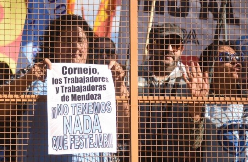 Los gremios también se hicieron sentir afuera de la Legislatura