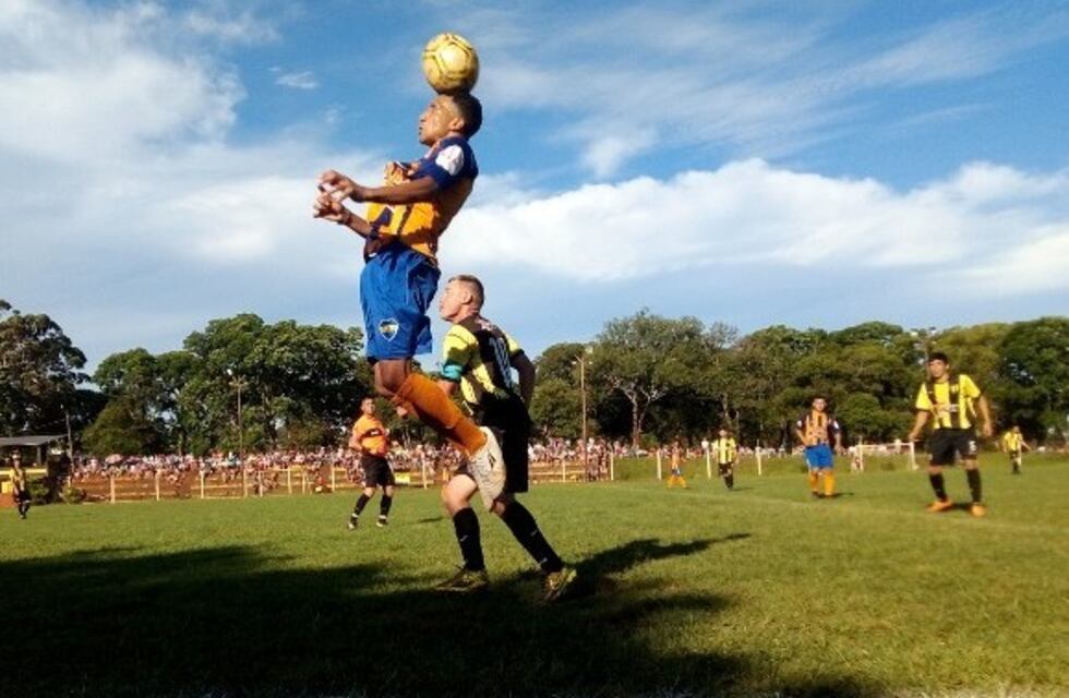 Empate sin goles en la primera final de la Liga Regional obereña de fútbol