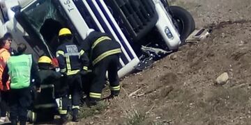 Volcaron dos vehículos cerca de Esquel producto de los intensos vientos